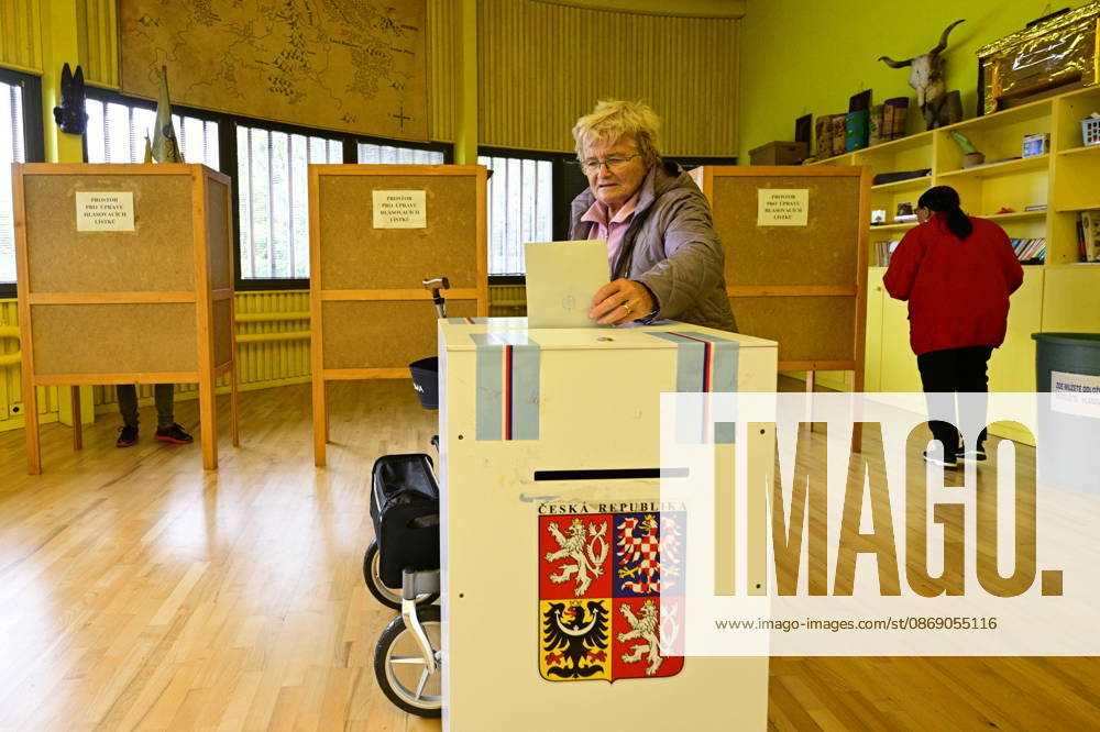 The two-day elections to municipal assemblies started in the Czech Republic together with the first round of the elections to one-third of the Senate, on October 9, 2026. On the photo polling place for municipal elections in Libeznice. (CTKxPhoto VitxSimanek) CTKPhotoP2026100905572 CTKPhotoP2026100905572