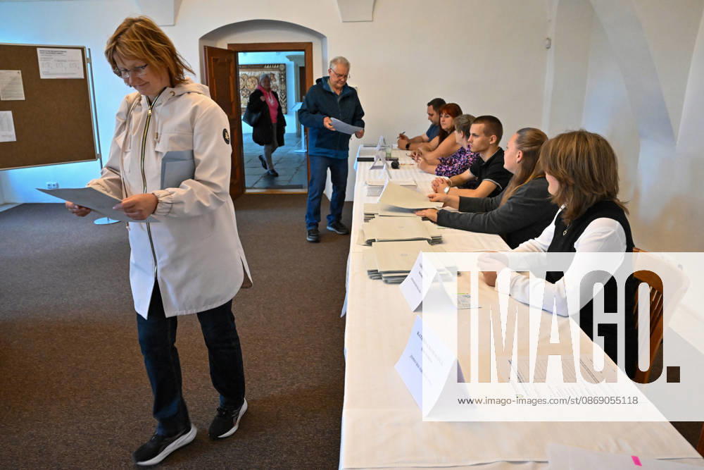 The two-day elections to municipal assemblies started in the Czech Republic together with the first round of the elections to one-third of the Senate, on October 9, 2026. On the photo polling place for municipal elections in Stara Ves nad Ondrejnici. (CTKxPhoto JaroslavxOzana) CTKPhotoP2026100905802 CTKPhotoP2026100905802
