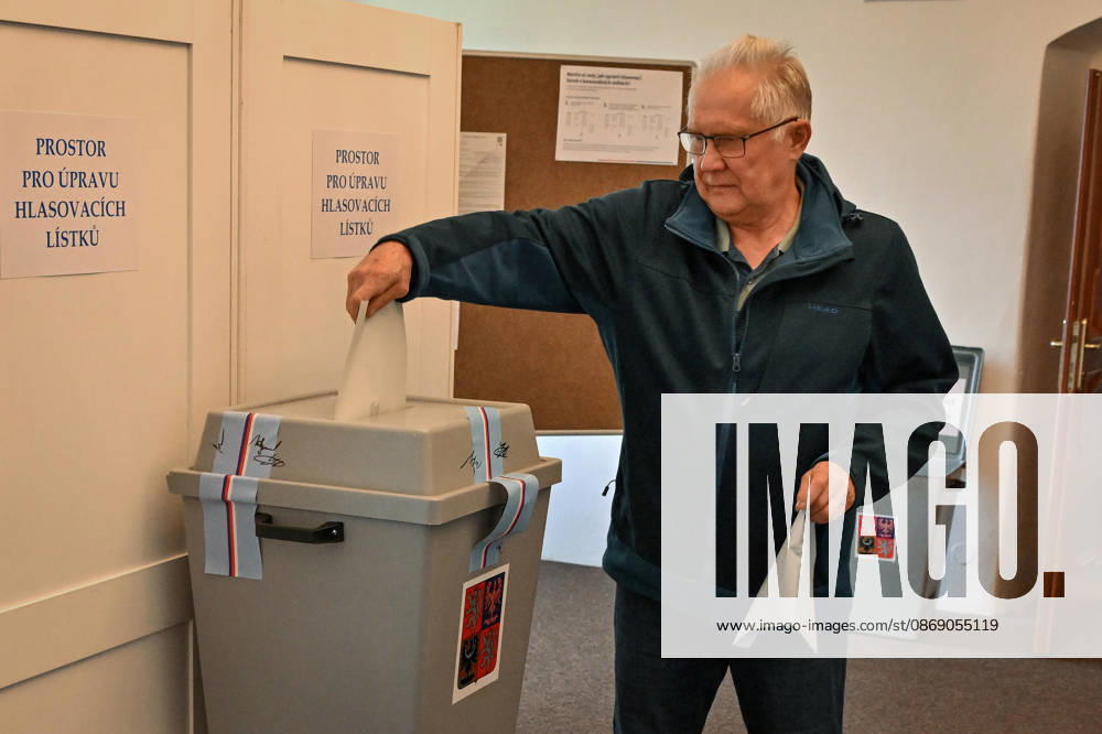 The two-day elections to municipal assemblies started in the Czech Republic together with the first round of the elections to one-third of the Senate, on October 9, 2026. On the photo polling place for municipal elections in Stara Ves nad Ondrejnici. (CTKxPhoto JaroslavxOzana) CTKPhotoP2026100905841 CTKPhotoP2026100905841