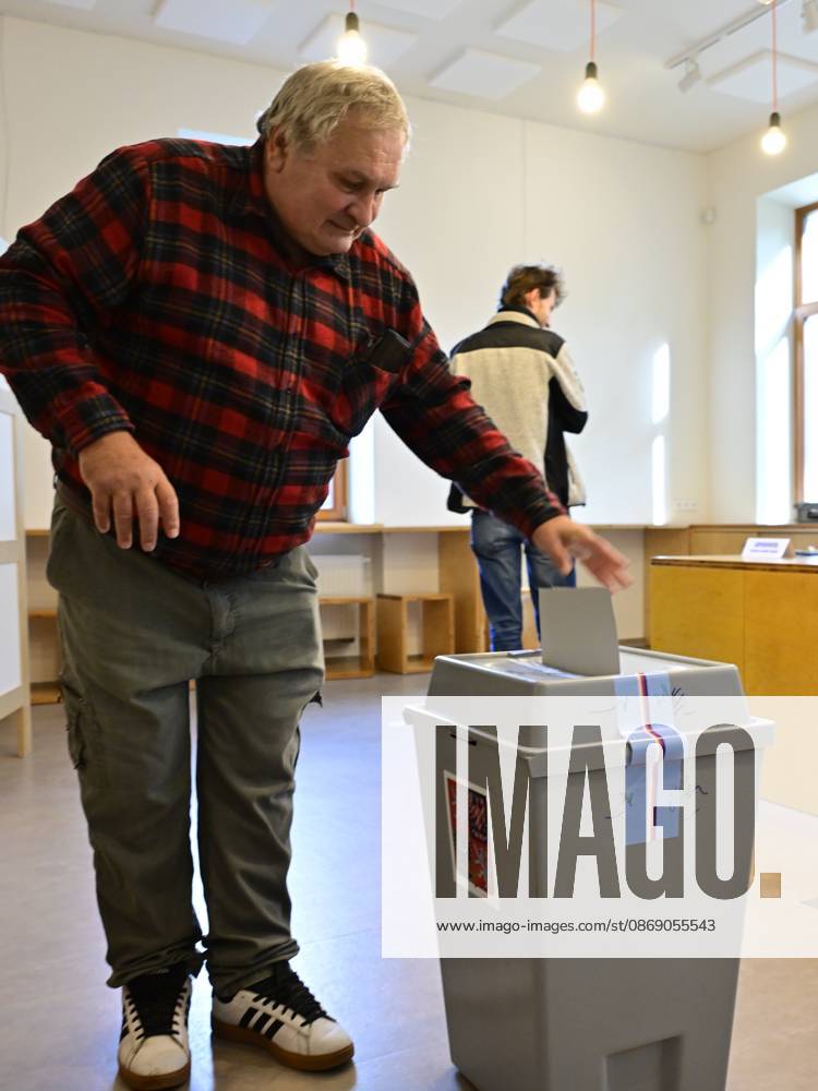 The two-day elections to municipal assemblies started in the Czech Republic together with the first round of the elections to one-third of the Senate, on October 9, 2026. On the photo polling place in Velatice, South Moravian Region. (CTKxPhoto VaclavxSalek) CTKPhotoP2026100905430 CTKPhotoP2026100905430