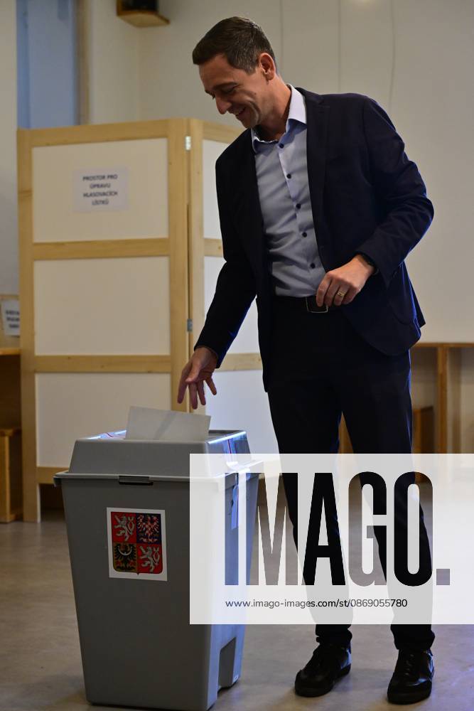 The two-day elections to municipal assemblies started in the Czech Republic together with the first round of the elections to one-third of the Senate, on October 9, 2026. On the photo Jan Grolich, Governor of South Moravia Region and Chairman of the KDU-CSL, cast his vote in polling place in Velatice, South Moravian Region. (CTKxPhoto VaclavxSalek) CTKPhotoP2026100905883 CTKPhotoP2026100905883