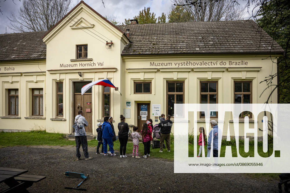 The two-day elections to municipal assemblies started in the Czech Republic together with the first round of the elections to one-third of the Senate, on October 9, 2026. On the photo a polling place in new electoral district in Ralsko-Nahlov. (CTKxPhoto RadekxPetrasek) CTKPhotoP2026100905551 CTKPhotoP2026100905551