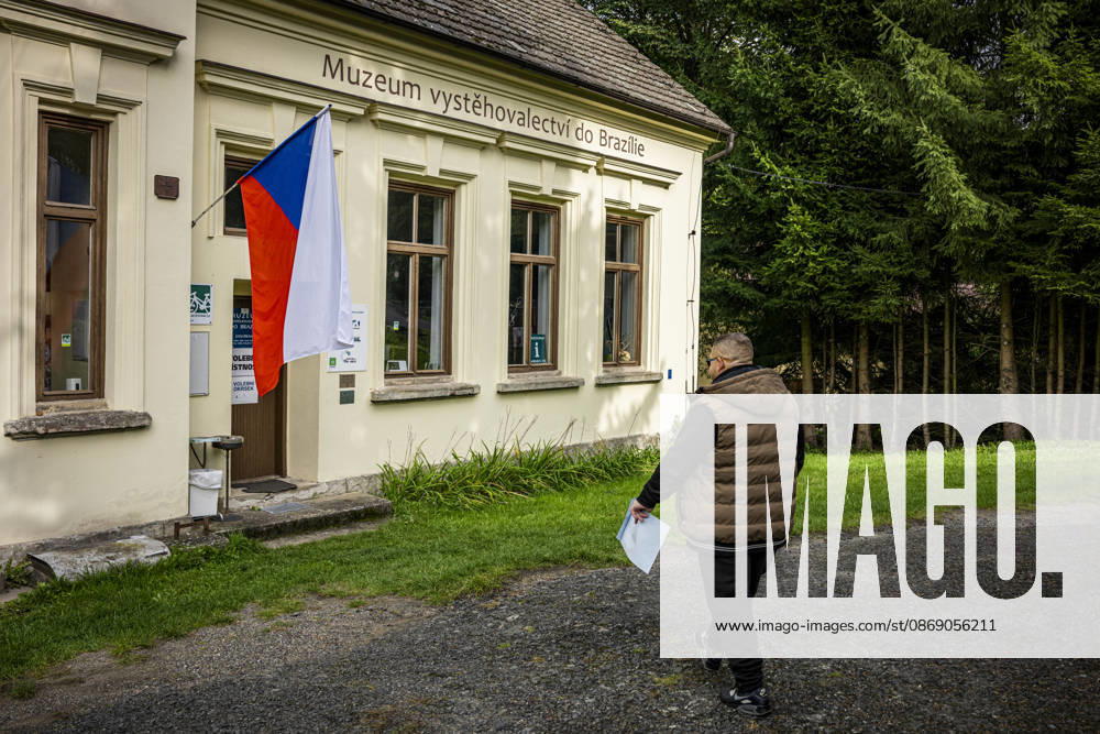 The two-day elections to municipal assemblies started in the Czech Republic together with the first round of the elections to one-third of the Senate, on October 9, 2026. On the photo a polling place in new electoral district in Ralsko-Nahlov. (CTKxPhoto RadekxPetrasek) CTKPhotoP2026100905634 CTKPhotoP2026100905634