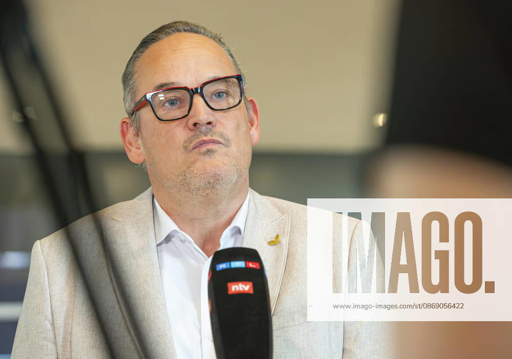 Martin Reichard EUR, Deutschland, Berlin, 09.10.2026: Martin Reichard (AfD) im Interview zur Absage von BMW - der AfD in Sachsen-Anhalt keine Fahrzeuge zu leasen.