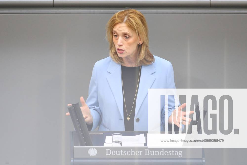 Berlin, Deutschland, 09.10.2026: Deutscher Bundestag: 100. Bundestagssitzung: Bundesministerin für Bildung, Familie, Senioren, Frauen und Jugend Karin Prien (CDU)