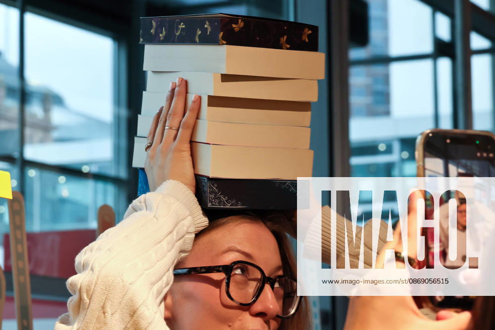 Frankfurt am Main, DEU, Frankfurter Buchmesse. Freitag Besuchertag. Fototermin fuer Instagram