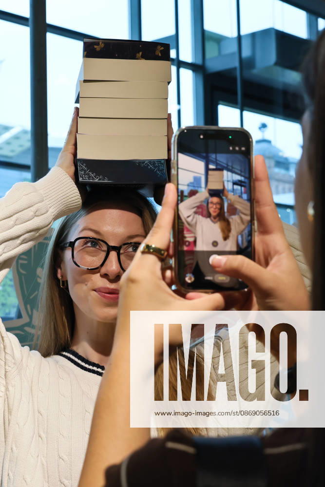 Frankfurt am Main, DEU, Frankfurter Buchmesse. Freitag Besuchertag. Fototermin fuer Instagram