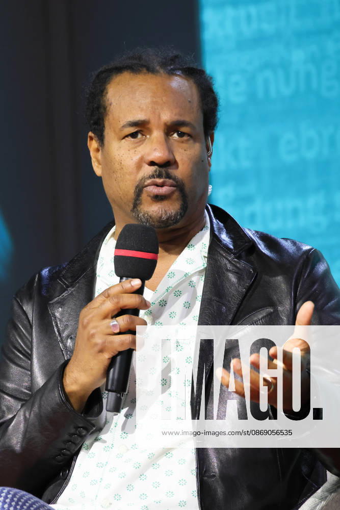 Frankfurt am Main, DEU, Frankfurter Buchmesse. Colson Whitehead, Autor des Buches Cool Machine im Gespraech auf der ARD Buehne