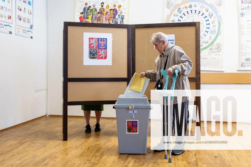 The two-day elections to municipal assemblies started in the Czech Republic together with the first round of the elections to one-third of the Senate, on October 9, 2026. On the photo a polling place in Hradec Kralove. (CTKxPhoto DavidxTanecek) CTKPhotoP2026100904809 CTKPhotoP2026100904809