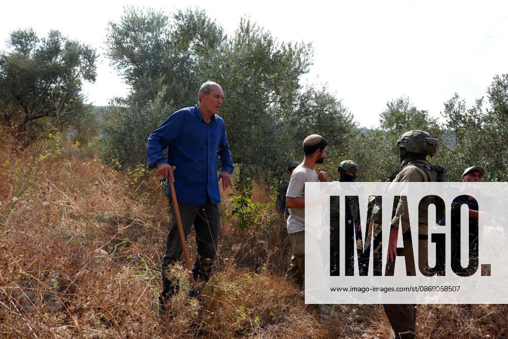 Clashes erupt between Israeli settlers and Palestinian farmers in West Bank RAMALLAH, WEST BANK - OCTOBER 9: Clashes break out between Israeli settlers, accompanied by Israeli soldiers, and Palestinian farmers harvesting olives in the town of Deir Ibzi, near Ramallah in West Bank, on October 9, 2026. The incident reportedly involved damage to olive crops and provocative actions by the settlers. Issam Rimawi Anadolu West Bank Palestine. Editorial use only. Please get in touch for any other usage.