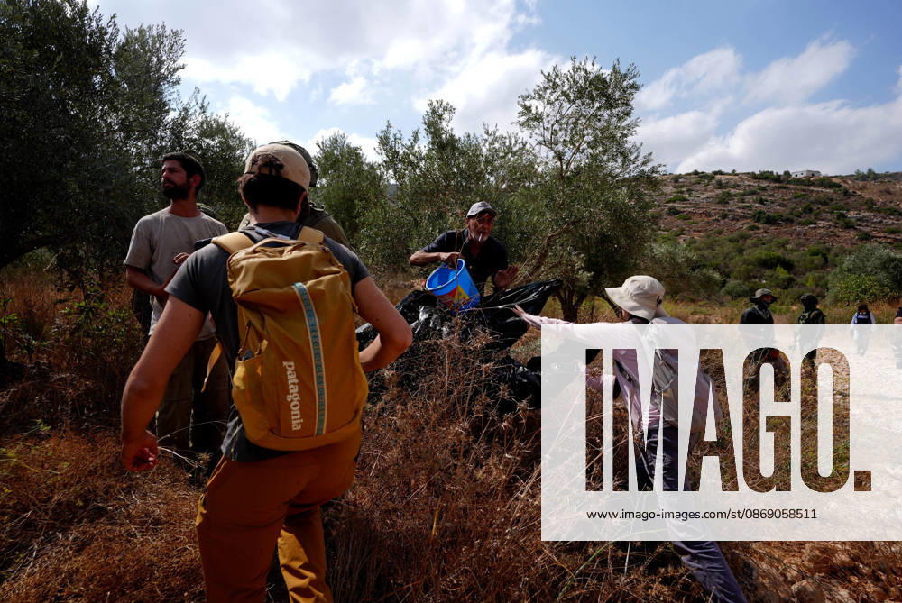 Clashes erupt between Israeli settlers and Palestinian farmers in West Bank RAMALLAH, WEST BANK - OCTOBER 9: Clashes break out between Israeli settlers, accompanied by Israeli soldiers, and Palestinian farmers harvesting olives in the town of Deir Ibzi, near Ramallah in West Bank, on October 9, 2026. The incident reportedly involved damage to olive crops and provocative actions by the settlers. Issam Rimawi Anadolu West Bank Palestine. Editorial use only. Please get in touch for any other usage.