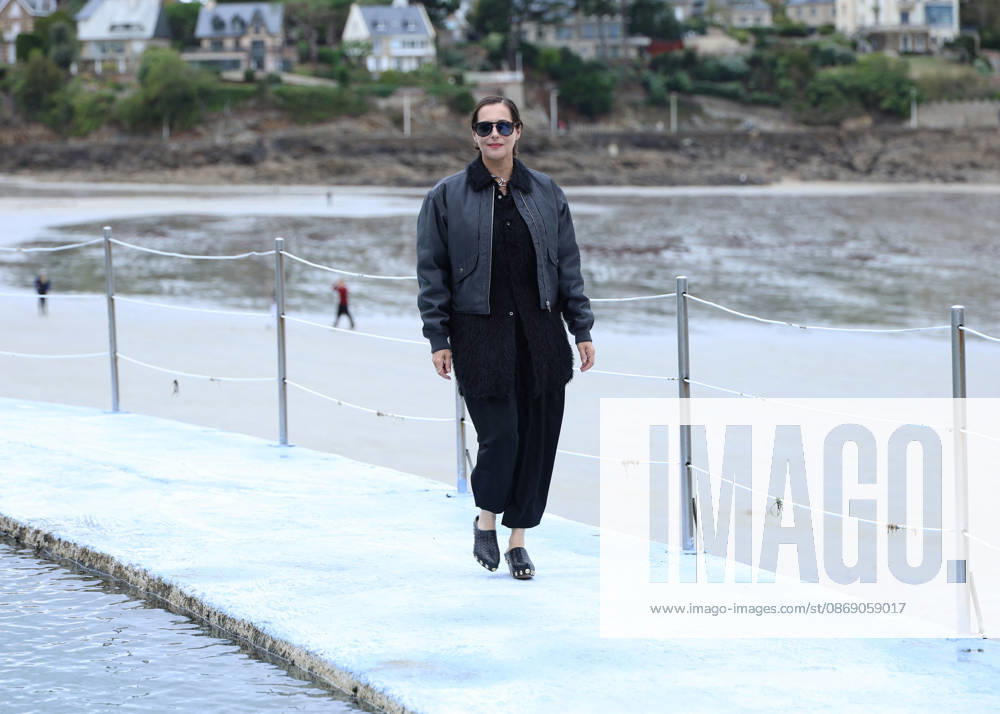 Amira Casar by the seawater pool on L Ecluse Beach during the 37th Dinard British and Irish Film Festival, France, on October 9, 2026. Denis Guignebourg, Bestimage. 37th Dinard British Irish Film Festival on October 9, 2026, in Dinard, France. Dinard, France
