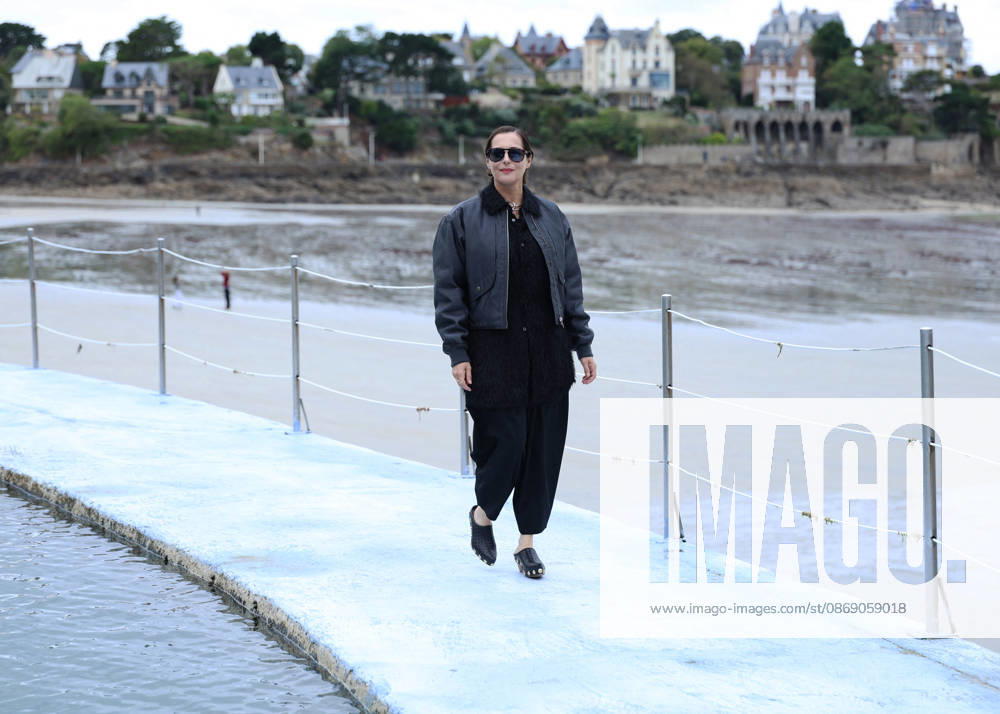 Amira Casar by the seawater pool on L Ecluse Beach during the 37th Dinard British and Irish Film Festival, France, on October 9, 2026. Denis Guignebourg, Bestimage. 37th Dinard British Irish Film Festival on October 9, 2026, in Dinard, France. Dinard, France
