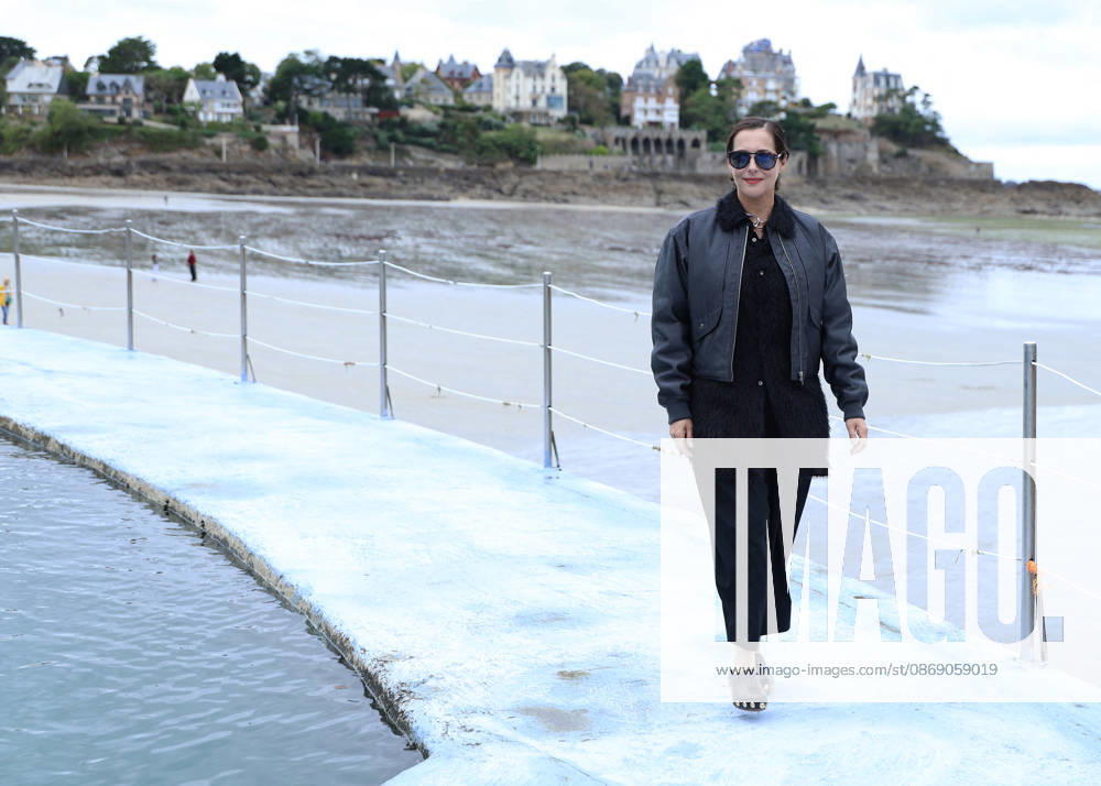Amira Casar by the seawater pool on L Ecluse Beach during the 37th Dinard British and Irish Film Festival, France, on October 9, 2026. Denis Guignebourg, Bestimage. 37th Dinard British Irish Film Festival on October 9, 2026, in Dinard, France. Dinard, France
