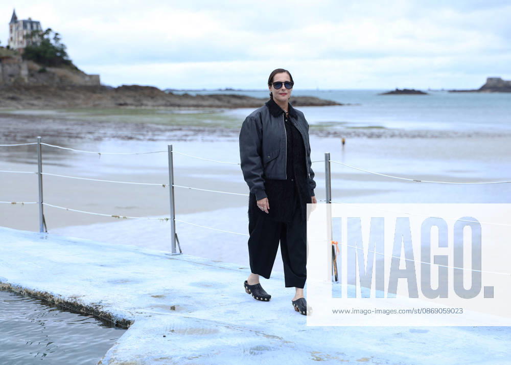 Amira Casar by the seawater pool on L Ecluse Beach during the 37th Dinard British and Irish Film Festival, France, on October 9, 2026. Denis Guignebourg, Bestimage. 37th Dinard British Irish Film Festival on October 9, 2026, in Dinard, France. Dinard, France