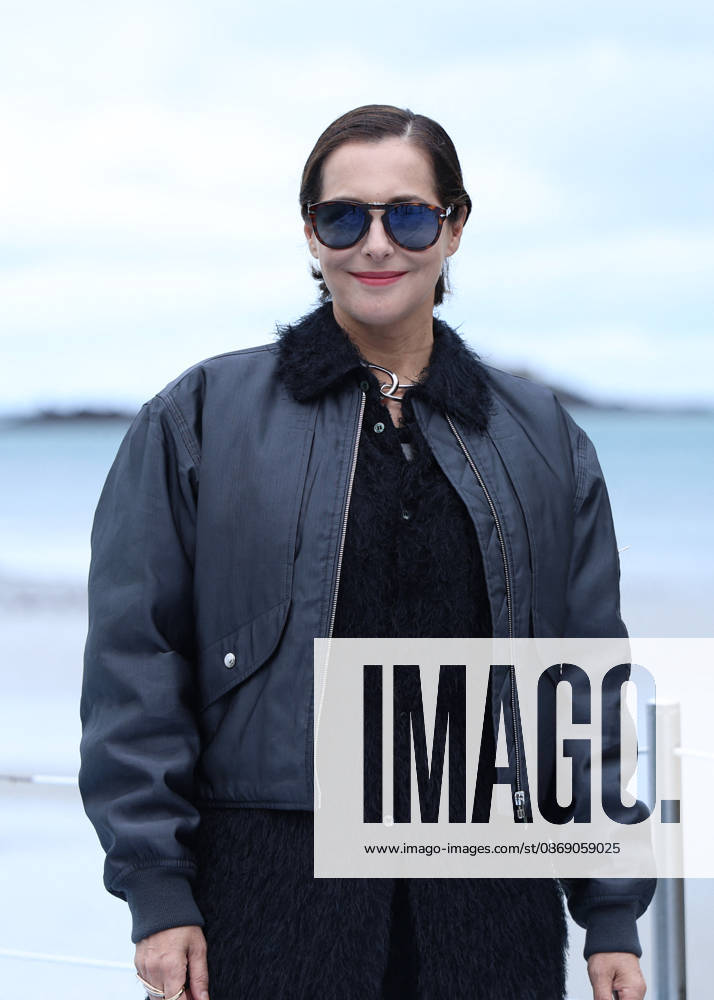 Amira Casar by the seawater pool on L Ecluse Beach during the 37th Dinard British and Irish Film Festival, France, on October 9, 2026. Denis Guignebourg, Bestimage. 37th Dinard British Irish Film Festival on October 9, 2026, in Dinard, France. Dinard, France