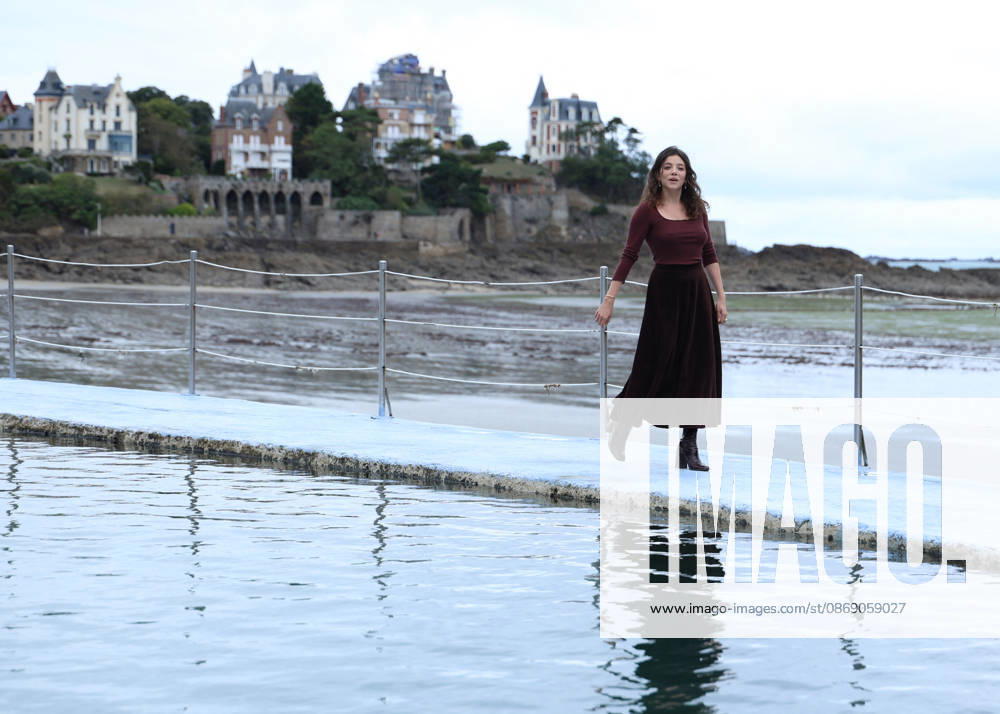 Zoe Adjani by the seawater pool on L Ecluse Beach during the 37th Dinard British and Irish Film Festival, France, on October 9, 2026. Denis Guignebourg, Bestimage. 37th Dinard British Irish Film Festival on October 9, 2026, in Dinard, France. Dinard, France
