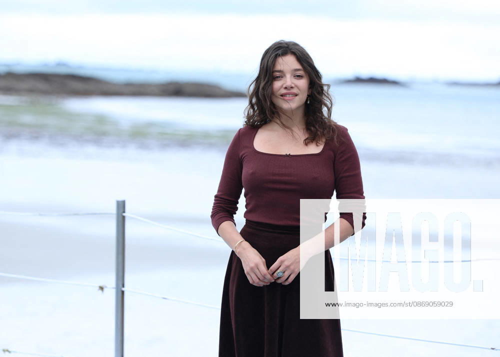 Zoe Adjani by the seawater pool on L Ecluse Beach during the 37th Dinard British and Irish Film Festival, France, on October 9, 2026. Denis Guignebourg, Bestimage. 37th Dinard British Irish Film Festival on October 9, 2026, in Dinard, France. Dinard, France