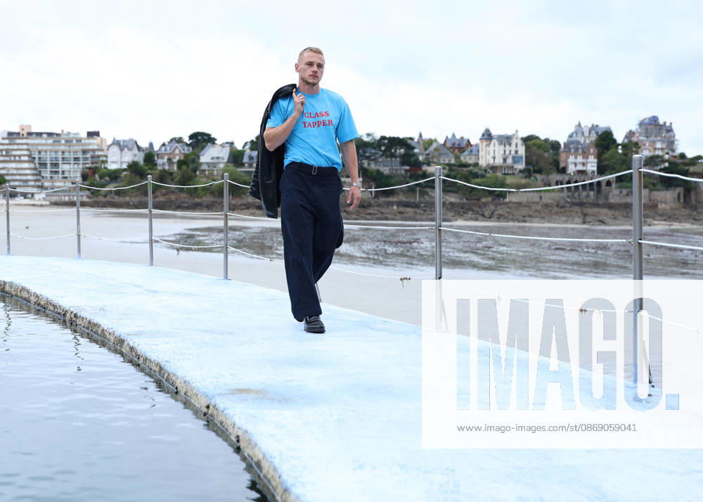 Ben Hardy by the seawater pool on L Écluse Beach during the 37th Dinard British and Irish Film Festival, France, on October 9, 2026. Denis Guignebourg, Bestimage. 37th Dinard British Irish Film Festival on October 9, 2026, in Dinard, France. Dinard, France