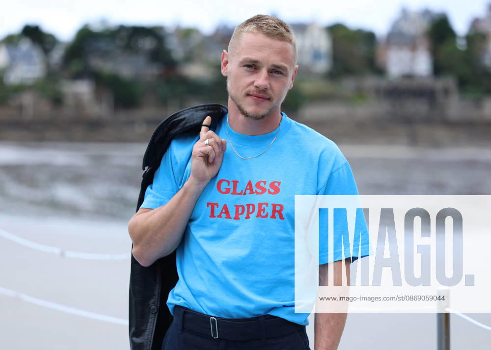 Ben Hardy by the seawater pool on L Écluse Beach during the 37th Dinard British and Irish Film Festival, France, on October 9, 2026. Denis Guignebourg, Bestimage. 37th Dinard British Irish Film Festival on October 9, 2026, in Dinard, France. Dinard, France