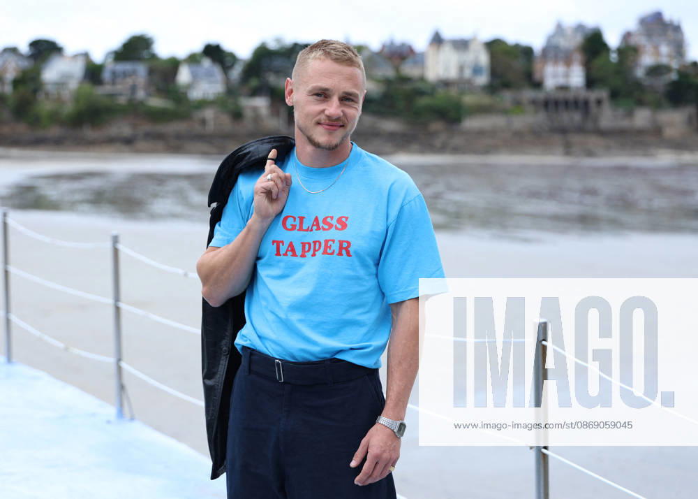 Ben Hardy by the seawater pool on L Écluse Beach during the 37th Dinard British and Irish Film Festival, France, on October 9, 2026. Denis Guignebourg, Bestimage. 37th Dinard British Irish Film Festival on October 9, 2026, in Dinard, France. Dinard, France