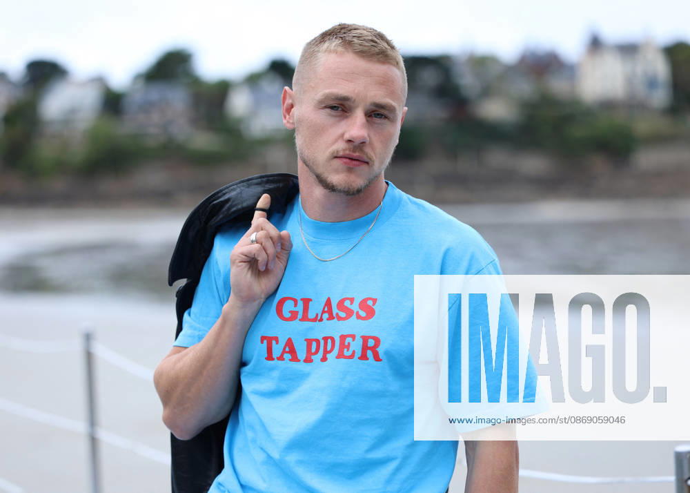 Ben Hardy by the seawater pool on L Écluse Beach during the 37th Dinard British and Irish Film Festival, France, on October 9, 2026. Denis Guignebourg, Bestimage. 37th Dinard British Irish Film Festival on October 9, 2026, in Dinard, France. Dinard, France