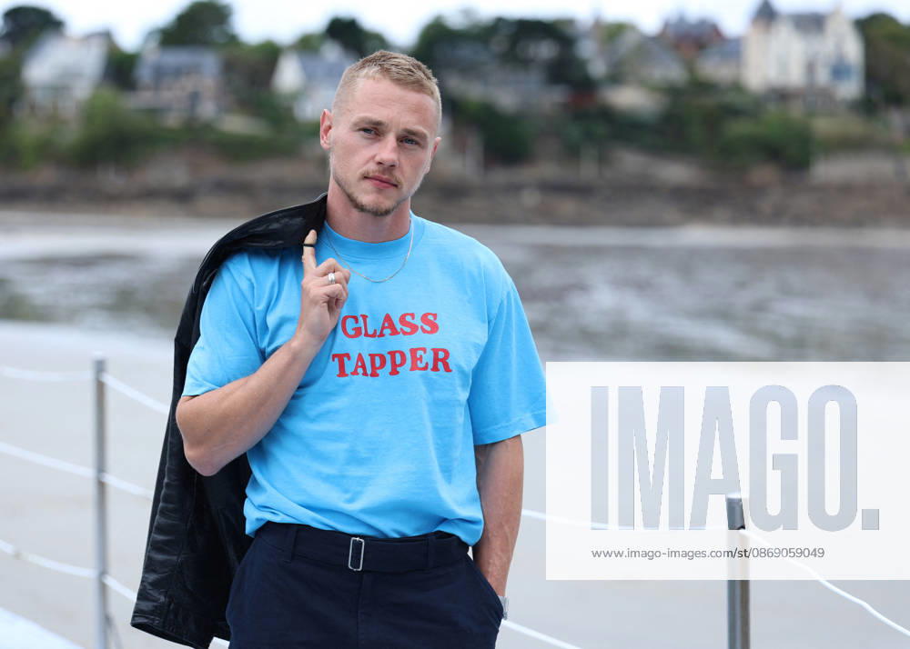 Ben Hardy by the seawater pool on L Écluse Beach during the 37th Dinard British and Irish Film Festival, France, on October 9, 2026. Denis Guignebourg, Bestimage. 37th Dinard British Irish Film Festival on October 9, 2026, in Dinard, France. Dinard, France