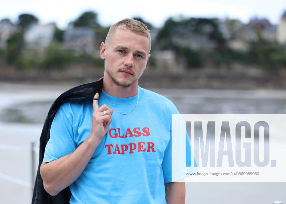 Ben Hardy by the seawater pool on L Écluse Beach during the 37th Dinard British and Irish Film Festival, France, on October 9, 2026. Denis Guignebourg, Bestimage. 37th Dinard British Irish Film Festival on October 9, 2026, in Dinard, France. Dinard, France