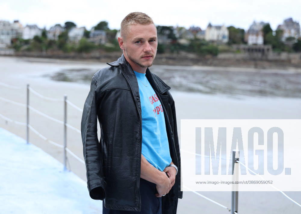 Ben Hardy by the seawater pool on L Écluse Beach during the 37th Dinard British and Irish Film Festival, France, on October 9, 2026. Denis Guignebourg, Bestimage. 37th Dinard British Irish Film Festival on October 9, 2026, in Dinard, France. Dinard, France