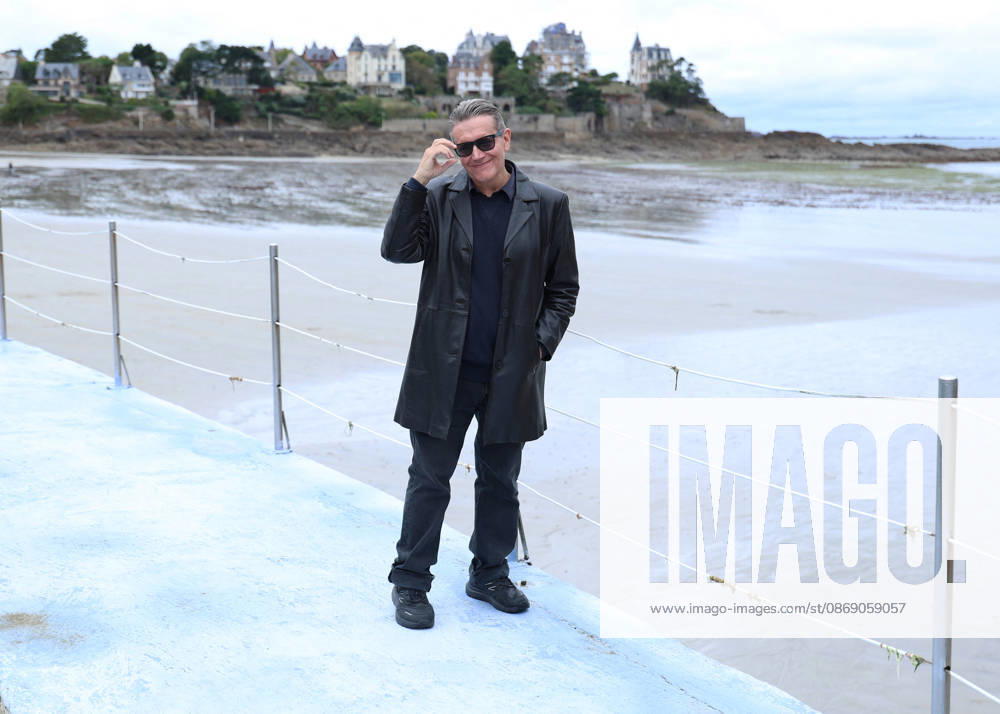 Stephen Wooley by the seawater pool on L Ecluse Beach during the 37th Dinard British and Irish Film Festival, France, on October 9, 2026. Denis Guignebourg, Bestimage. 37th Dinard British Irish Film Festival on October 9, 2026, in Dinard, France. Dinard, France