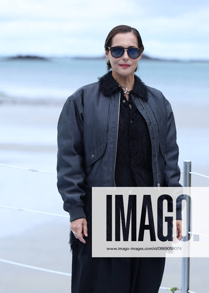 Amira Casar by the seawater pool on L Ecluse Beach during the 37th Dinard British and Irish Film Festival, France, on October 9, 2026. Denis Guignebourg, Bestimage. 37th Dinard British Irish Film Festival on October 9, 2026, in Dinard, France. Dinard, France