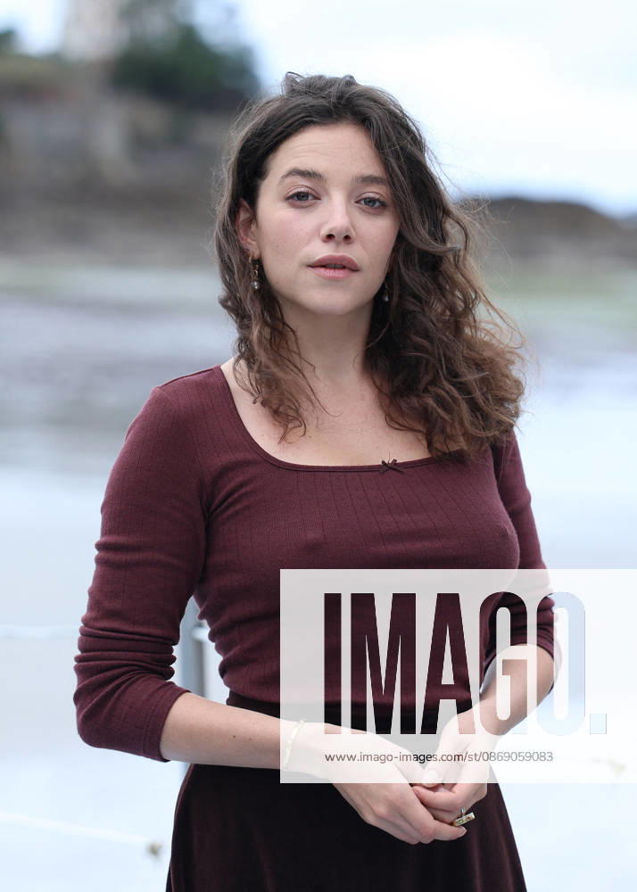 Zoe Adjani by the seawater pool on L Ecluse Beach during the 37th Dinard British and Irish Film Festival, France, on October 9, 2026. Denis Guignebourg, Bestimage. 37th Dinard British Irish Film Festival on October 9, 2026, in Dinard, France. Dinard, France
