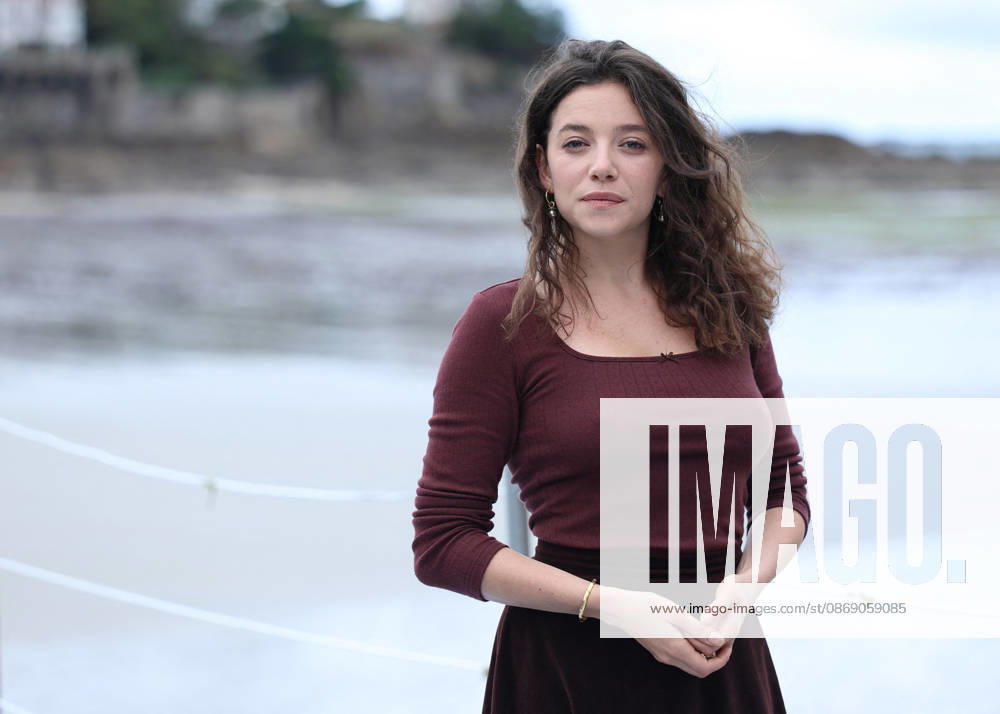 Zoe Adjani by the seawater pool on L Ecluse Beach during the 37th Dinard British and Irish Film Festival, France, on October 9, 2026. Denis Guignebourg, Bestimage. 37th Dinard British Irish Film Festival on October 9, 2026, in Dinard, France. Dinard, France