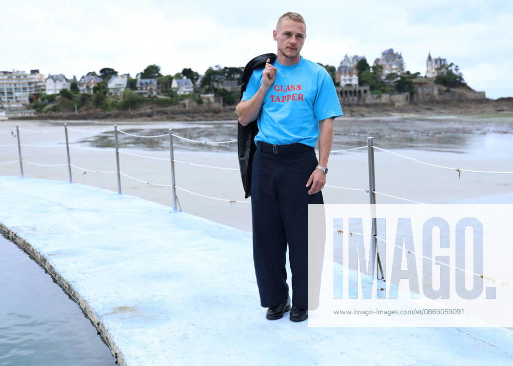 Ben Hardy by the seawater pool on L Écluse Beach during the 37th Dinard British and Irish Film Festival, France, on October 9, 2026. Denis Guignebourg, Bestimage. 37th Dinard British Irish Film Festival on October 9, 2026, in Dinard, France. Dinard, France