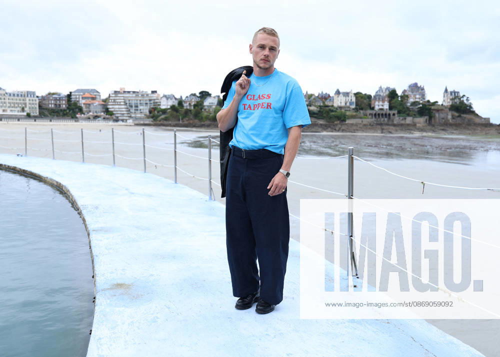Ben Hardy by the seawater pool on L Écluse Beach during the 37th Dinard British and Irish Film Festival, France, on October 9, 2026. Denis Guignebourg, Bestimage. 37th Dinard British Irish Film Festival on October 9, 2026, in Dinard, France. Dinard, France