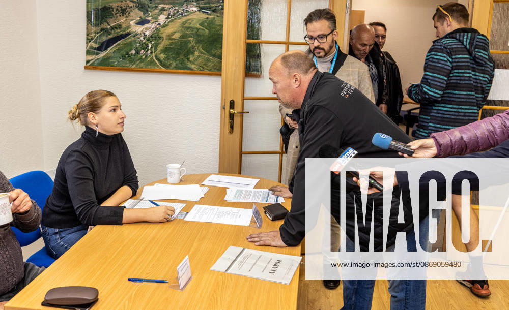 The two-day elections to municipal assemblies started in the Czech Republic together with the first round of the elections to one-third of the Senate, on October 9, 2026. On the photo is a polling station in Moldava. Police were present today at the polls in Moldava near Teplice shortly after the polling station opened. Mayor David Leitermann ( Moldava for Life ) struck several voters from the voter list who were insisting on being allowed to vote. The election commission refused to let them vote. These people (photo) therefore called the police. Accompanied by the police, they then filed a report stating that they had been unable to vote. (CTKxPhoto VojtechxHajek) CTKPhotoP2026100905753 CTKPhotoP2026100905753