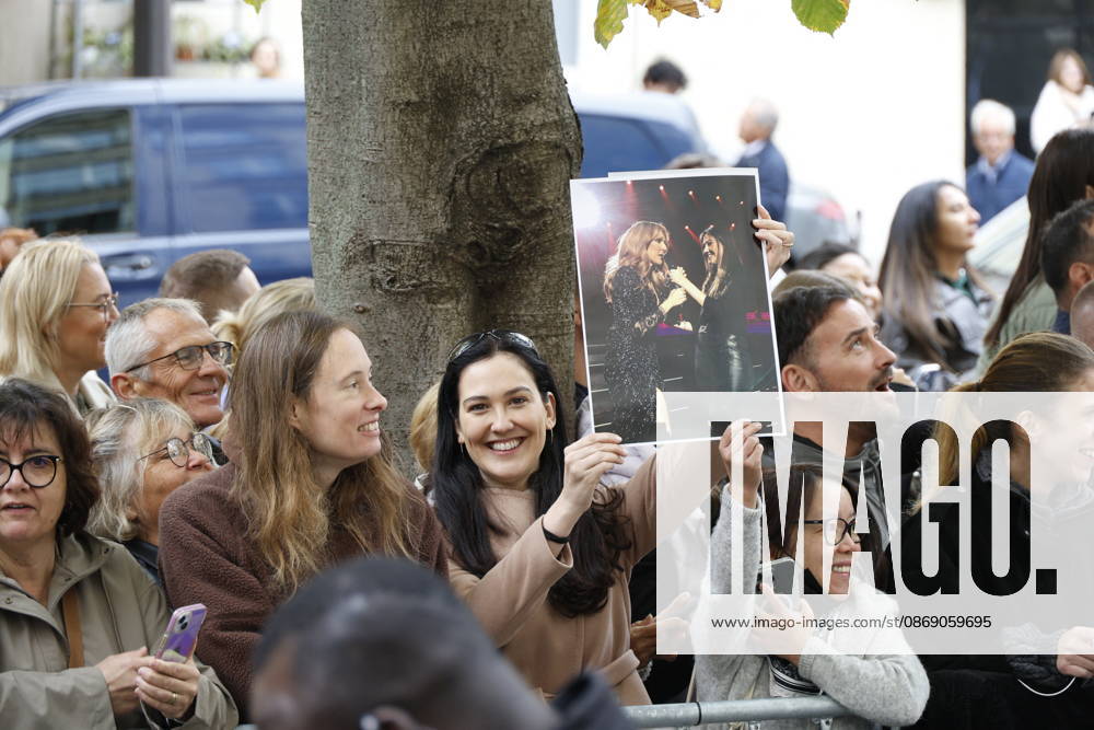 Céline Dion greets her fans as she leaves the Royal Monceau hotel in Paris, before heading to La Plenitude Arena in Paris La Défense to continue her concert series on October 9, 2026. The night before, the Quebec star stumbled on stage and then forgot some of the lyrics to her song, Pour que tu m’aimes encore during the finale of her show. Christophe Aubert Bestimage Celine Dion greets fans as she leaves the Royal Monceau Hotel in Paris, before heading to the Paris La Défense Arena to continue her concert series on October 9, 2026. The previous evening, the Quebec star stumbled on stage and forgot some of the lyrics to her song Pour que tu m’aimes encore during the show’s finale. Paris, France