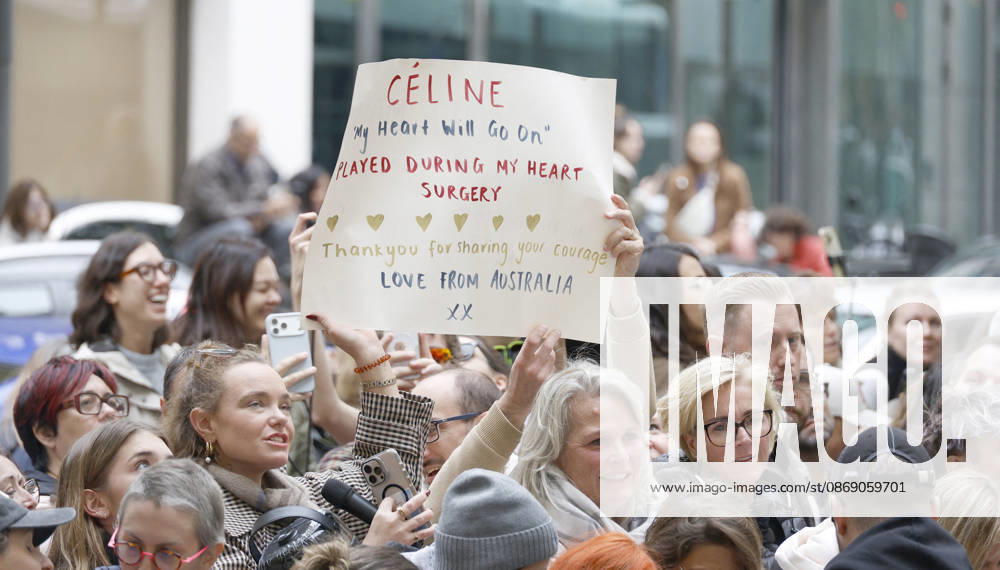 Céline Dion greets her fans as she leaves the Royal Monceau hotel in Paris, before heading to La Plenitude Arena in Paris La Défense to continue her concert series on October 9, 2026. The night before, the Quebec star stumbled on stage and then forgot some of the lyrics to her song, Pour que tu m’aimes encore during the finale of her show. Christophe Aubert Bestimage Celine Dion greets fans as she leaves the Royal Monceau Hotel in Paris, before heading to the Paris La Défense Arena to continue her concert series on October 9, 2026. The previous evening, the Quebec star stumbled on stage and forgot some of the lyrics to her song Pour que tu m’aimes encore during the show’s finale. Paris, France