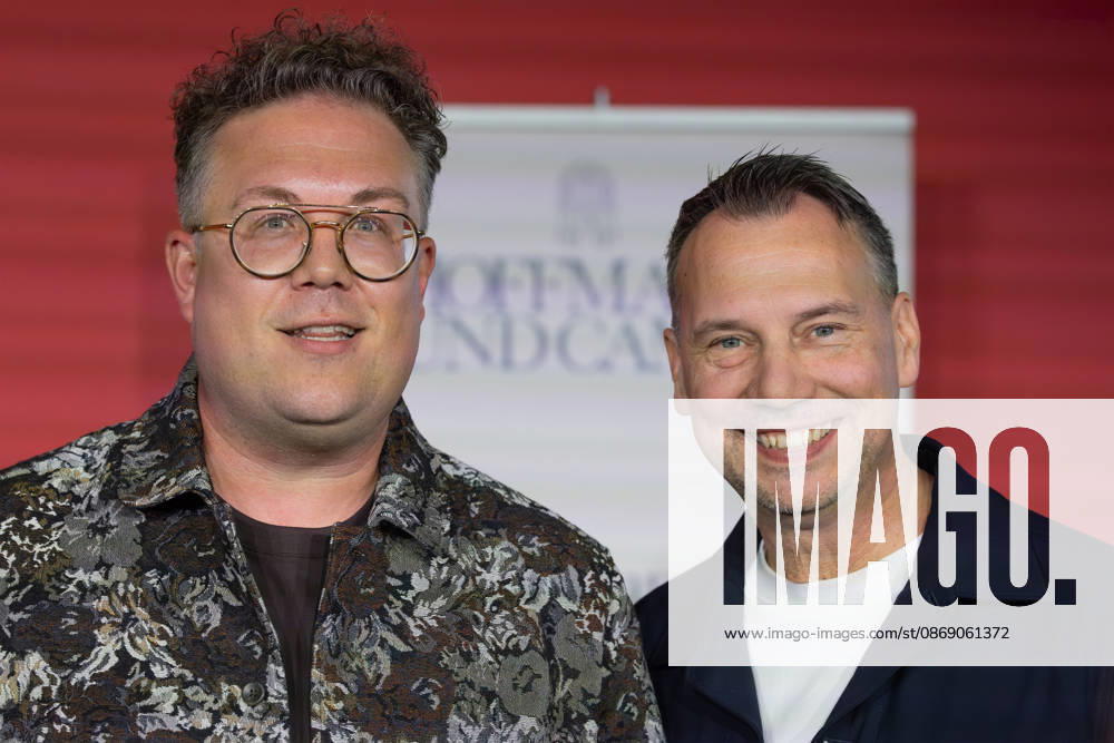 Buchmesse Frankfurt 2026 Thomas Sachsenmaier (links) erhält den Julius-Campe-Preis, den der HOFFMANN UND CAMPE Verlag verleiht. Rechts Laudator Sebastian Fitzek., Frankfurt am Main Hessen Deutschland Messegelände
