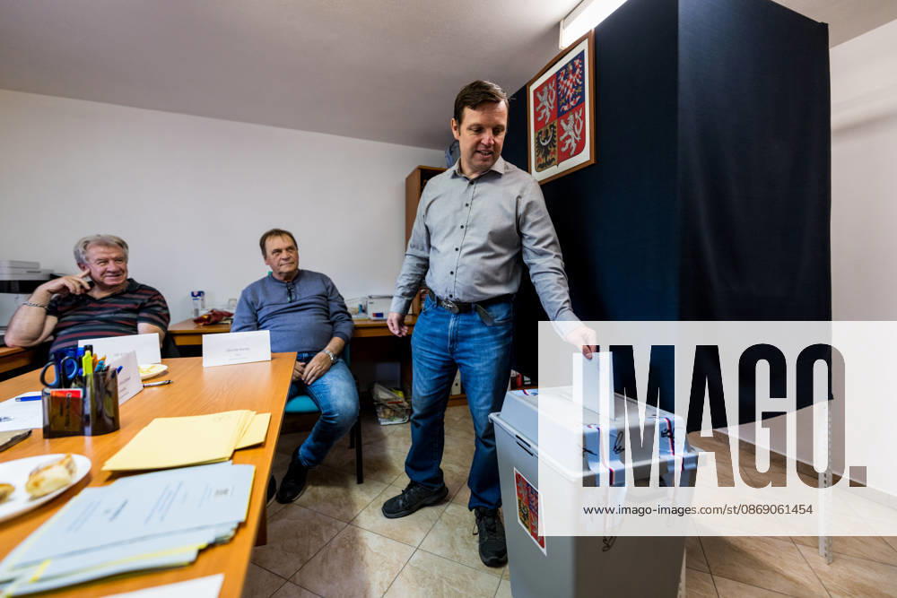 The two-day elections to municipal assemblies started in the Czech Republic together with the first round of the elections to one-third of the Senate, on October 9, 2026. On the photo is a polling station in Vysoka Lhota, the smallest municipality in the Czech Republic. (CTKxPhoto JaroslavxSvoboda) CTKPhotoP2026100906340 CTKPhotoP2026100906340