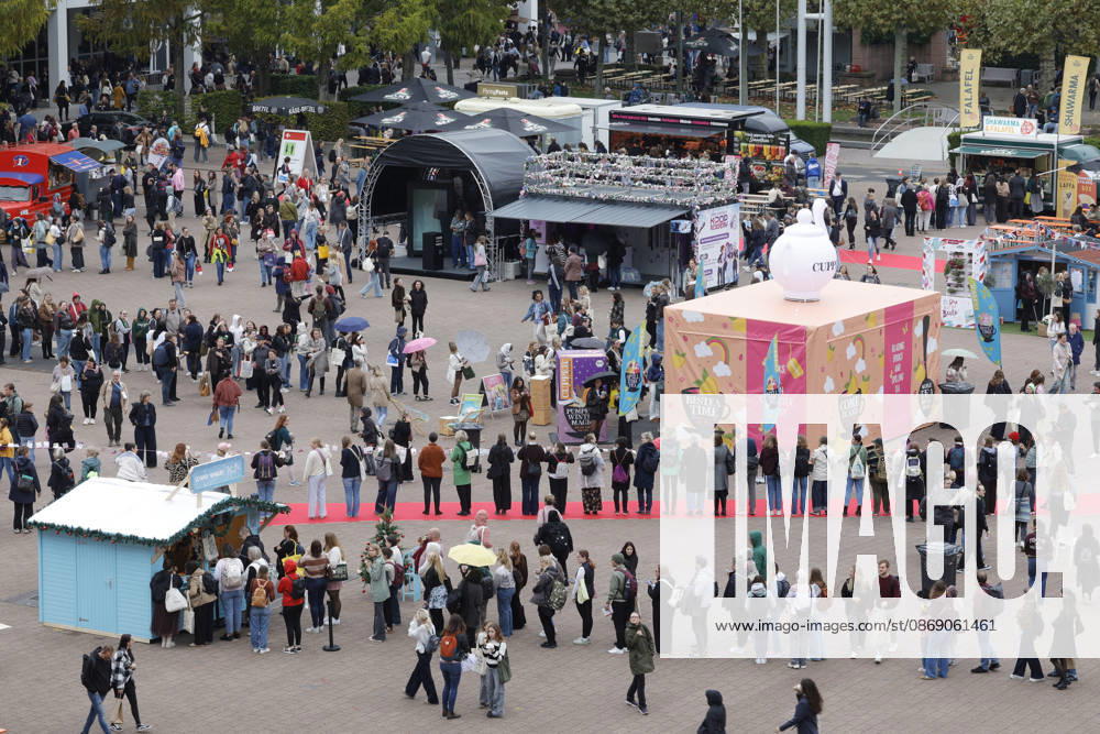 Frankfurt Impressionen 09.10.2026 Die 78. Frankfurter Buchmesse öffnet heute die Tore für alle Besucher - grosser Andrang bei der Mittagspause auf Agora Frankfurt (Main) Hessen Deutschland
