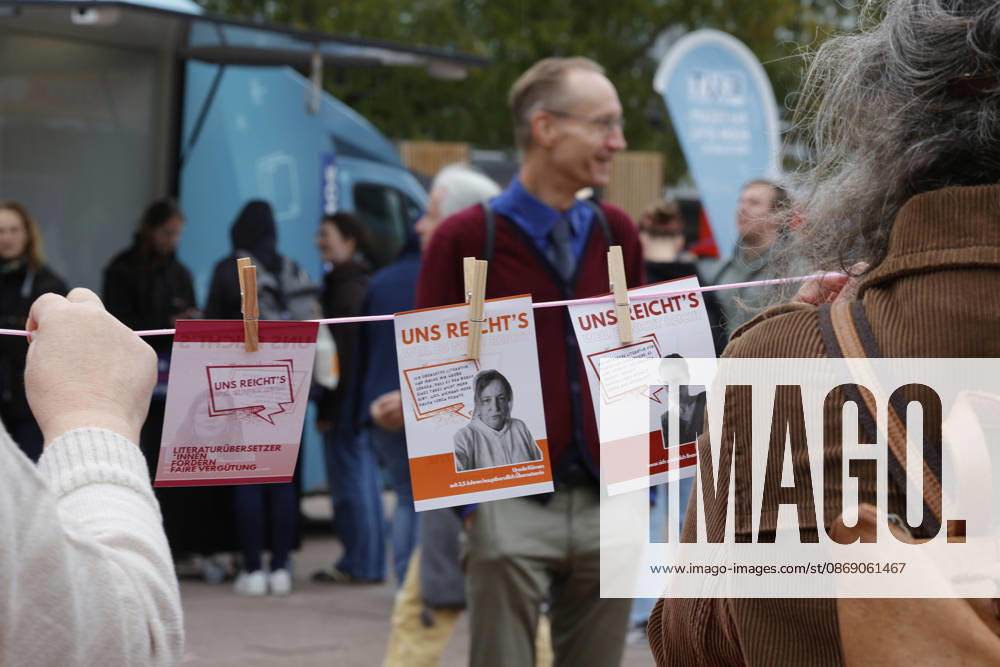 Frankfurt Impressionen 09.10.2026 Die 78. Frankfurter Buchmesse öffnet heute die Tore für alle Besucher - grosser Andrang bei der Mittagspause auf Agora mit Demontration für höhere Honorare der Übersetzer -innen Frankfurt (Main) Hessen Deutschland