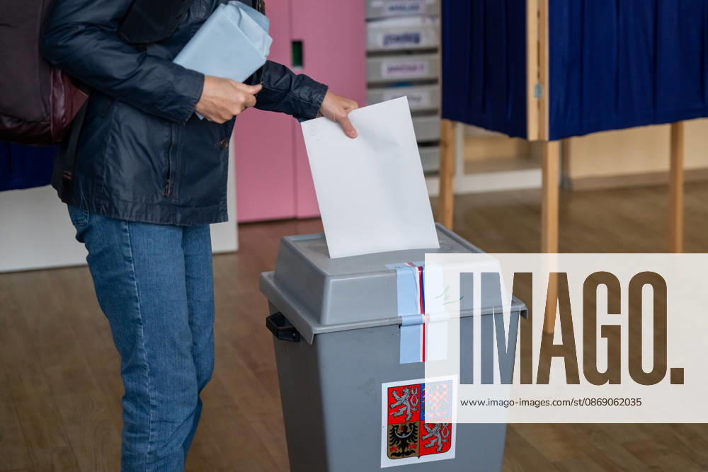 The two-day elections to municipal assemblies started in the Czech Republic together with the first round of the elections to one-third of the Senate, on October 9, 2026. On the photo is a polling station in Prague, Czech Republic. (CTKxPhoto OndrejxDeml) CTKPhotoP2026100906391 CTKPhotoP2026100906391