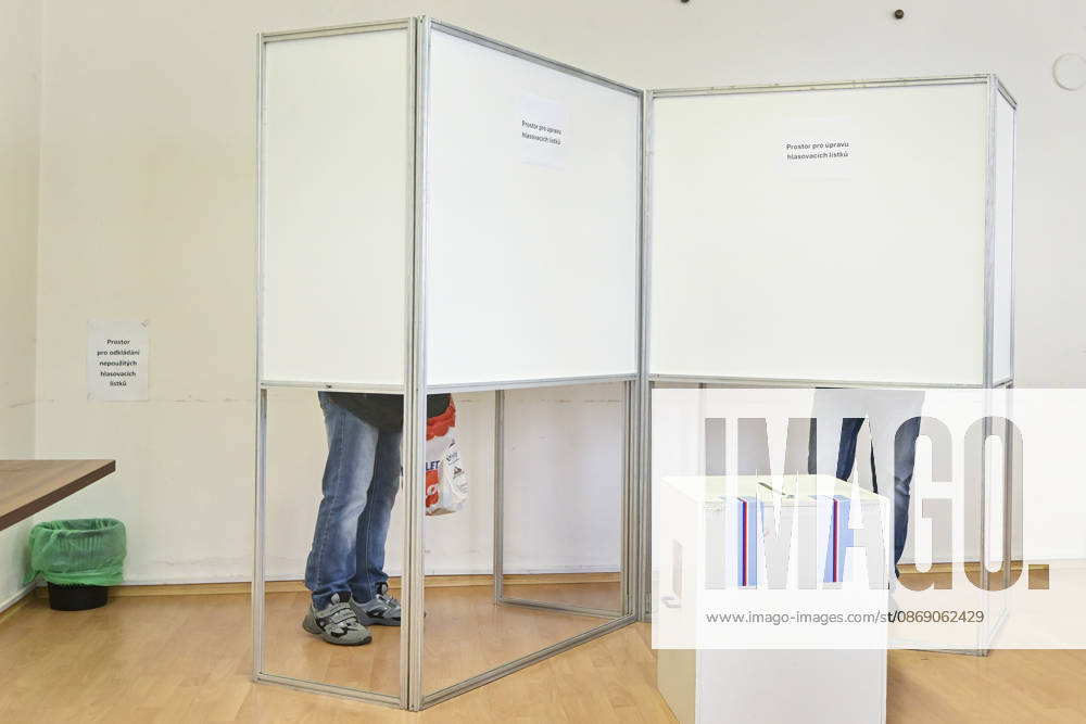 The two-day elections to municipal assemblies started in the Czech Republic together with the first round of the elections to one-third of the Senate, on October 9, 2026. On the photo is a polling station in Kozlany. (CTKxPhoto MiroslavxChaloupka) CTKPhotoP2026100906445 CTKPhotoP2026100906445