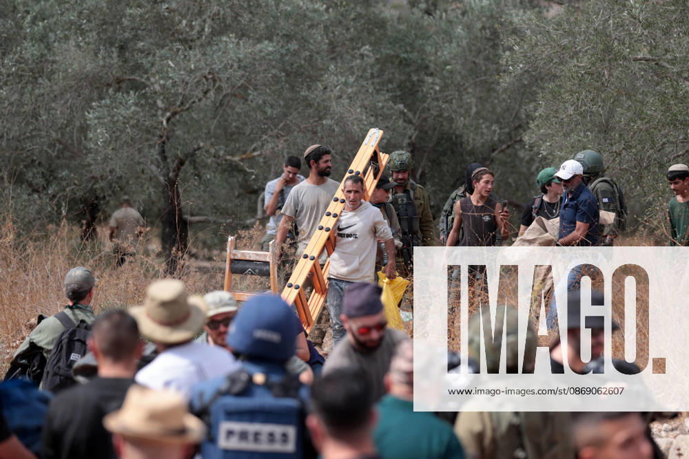 Clashes erupt between Israeli settlers and Palestinian farmers in West Bank RAMALLAH, WEST BANK - OCTOBER 9: Clashes break out between Israeli settlers, accompanied by Israeli soldiers, and Palestinian farmers harvesting olives in the town of Deir Ibzi, near Ramallah in West Bank, on October 9, 2026. The incident reportedly involved damage to olive crops and provocative actions by the settlers. Issam Rimawi Anadolu Ramallah West Bank. Editorial use only. Please get in touch for any other usage.