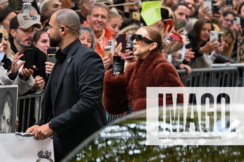 CELEBRITES : Celine Dion in Paris - 09 10 2026 Celine Dion spend time with fans before going to the venue, hotel Royal Monceau in Paris, France - Cà line Dion a passà un moment avec ses fans avant de se rendre sur les lieux, à l hà tel Royal Monceau à Paris, en France PARISFrance