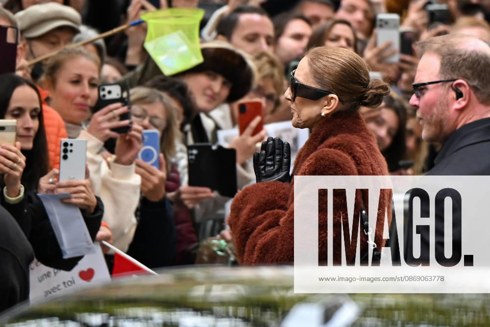 CELEBRITES : Celine Dion in Paris - 09 10 2026 Celine Dion spend time with fans before going to the venue, hotel Royal Monceau in Paris, France - Cà line Dion a passà un moment avec ses fans avant de se rendre sur les lieux, à l hà tel Royal Monceau à Paris, en France PARISFrance