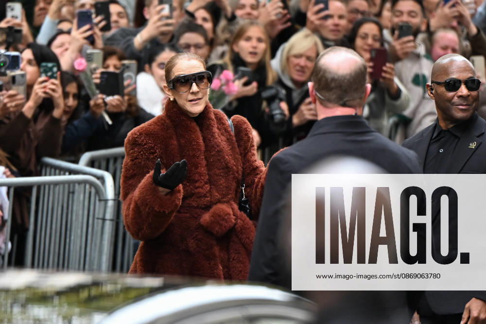 CELEBRITES : Celine Dion in Paris - 09 10 2026 Celine Dion spend time with fans before going to the venue, hotel Royal Monceau in Paris, France - Cà line Dion a passà un moment avec ses fans avant de se rendre sur les lieux, à l hà tel Royal Monceau à Paris, en France PARISFrance