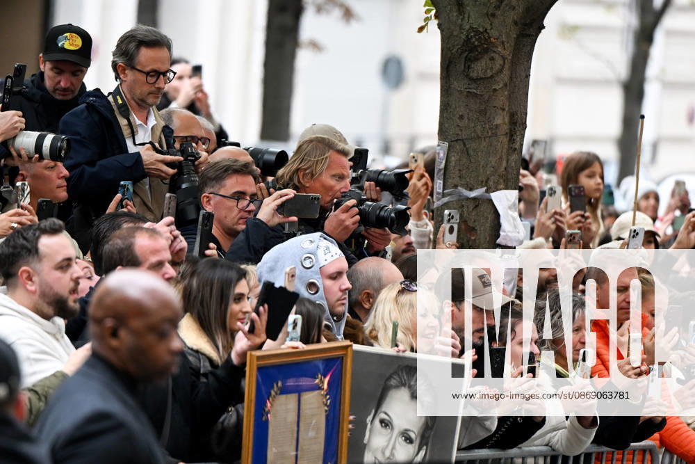 CELEBRITES : Celine Dion in Paris - 09 10 2026 Celine Dion spend time with fans before going to the venue, hotel Royal Monceau in Paris, France - Cà line Dion a passà un moment avec ses fans avant de se rendre sur les lieux, à l hà tel Royal Monceau à Paris, en France PARISFrance
