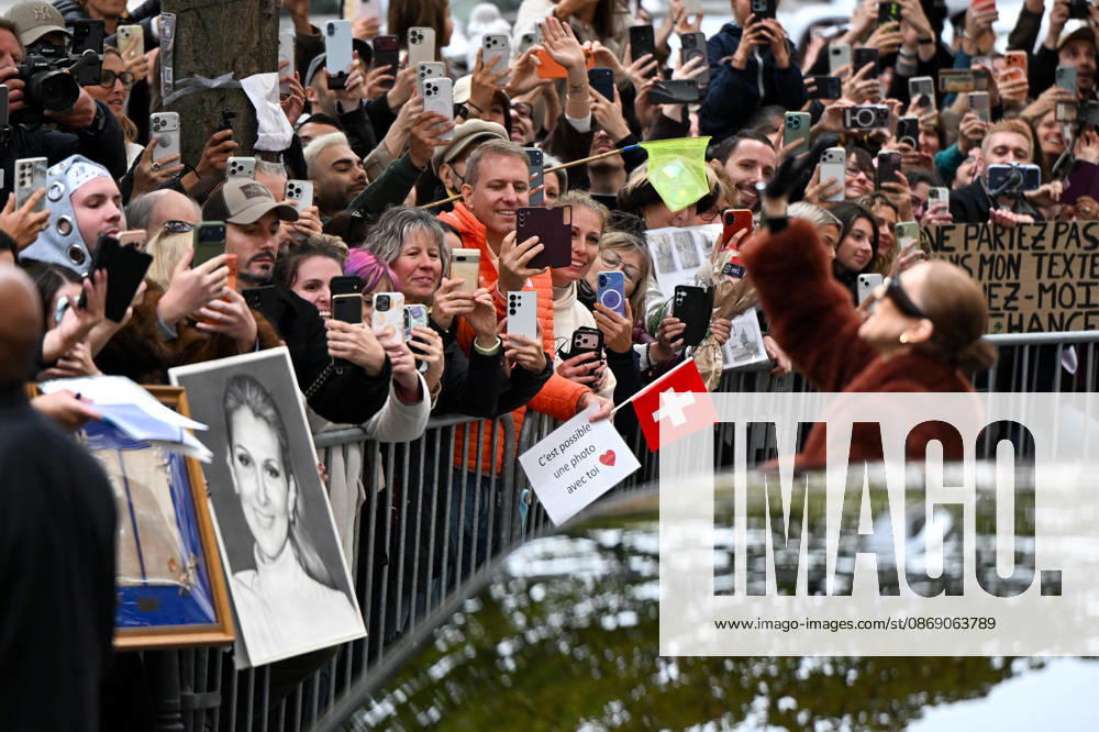CELEBRITES : Celine Dion in Paris - 09 10 2026 Celine Dion spend time with fans before going to the venue, hotel Royal Monceau in Paris, France - Cà line Dion a passà un moment avec ses fans avant de se rendre sur les lieux, à l hà tel Royal Monceau à Paris, en France PARISFrance